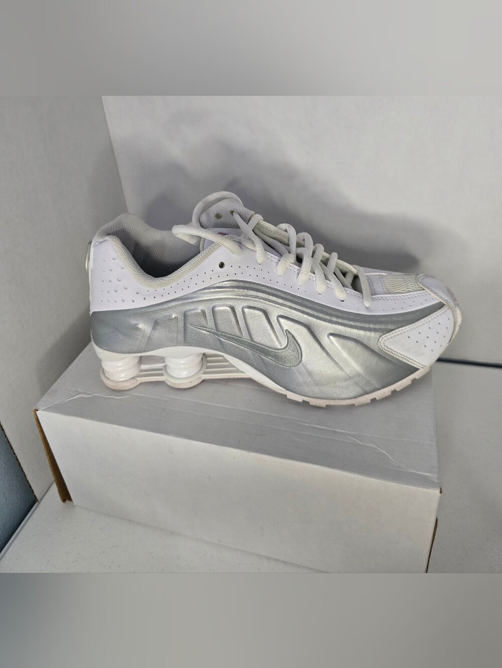 Nike R4 Women's Sz6 Silver and White Shox Running Shoe